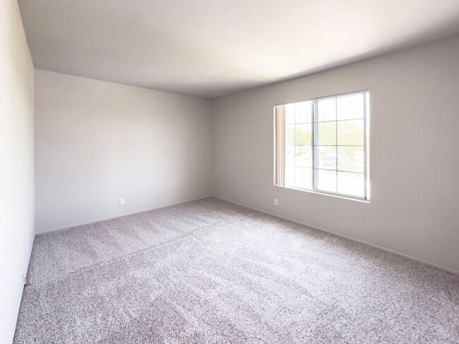 Building Photo - RARE 6 BEDROOM HOME FOR RENT IN OPTIMUM LO...