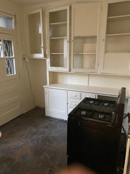 Building Photo - 503 E 79th St