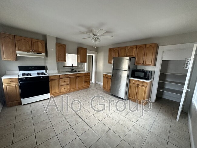 Building Photo - 655 Green St