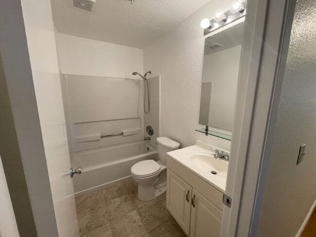 Building Photo - 2 Bed/2 Bath Downstairs Unit Available Soon!