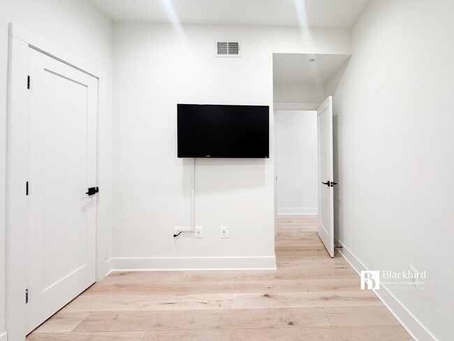 Building Photo - 1011 18th St NE