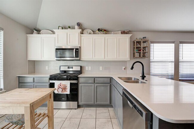 Building Photo - 465 Compass Dr