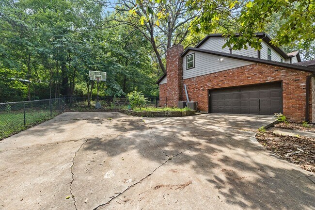 Building Photo - 2825 Inwood Ln