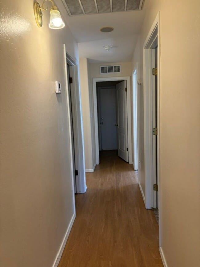 Building Photo - 8807 Rollingbay Dr