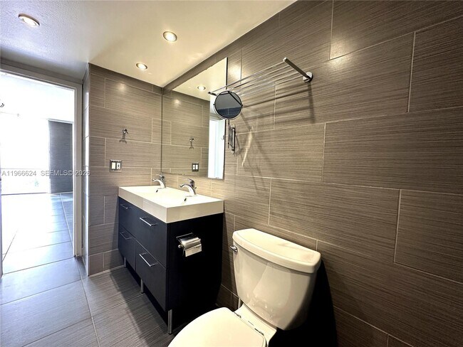 Building Photo - 13499 Biscayne Blvd