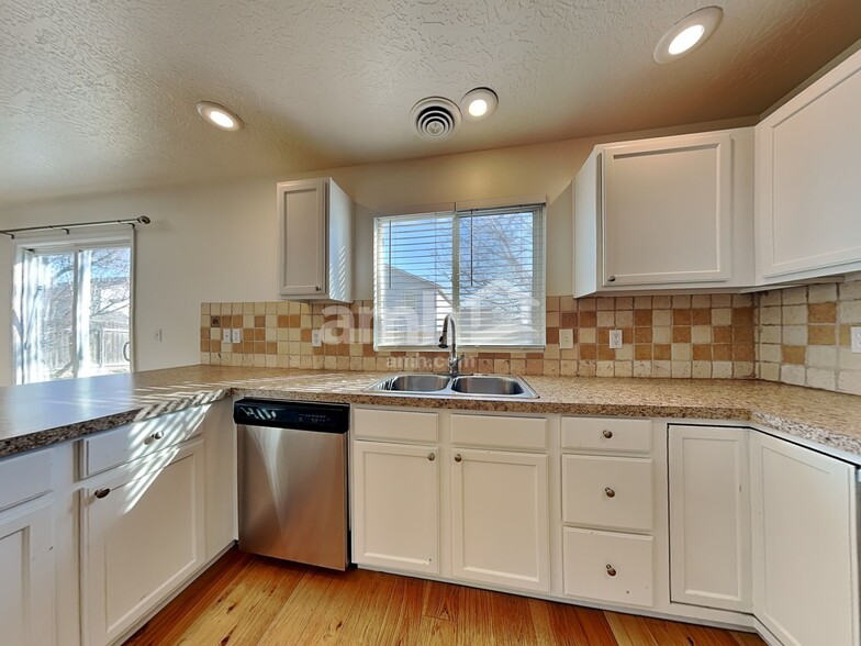Building Photo - 895 E Folgado Ct