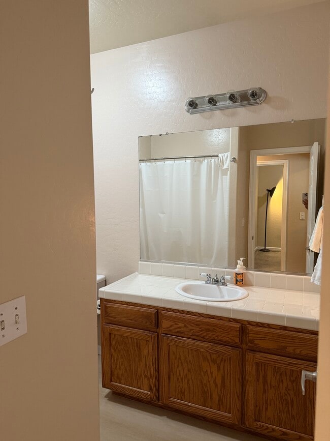 Building Photo - 6137 E Cortland Ave