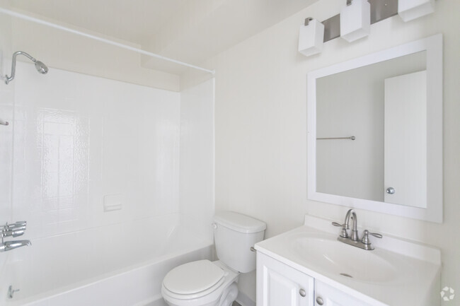 2BR,1BA - 898SF - Bathroom - North Park Apartments