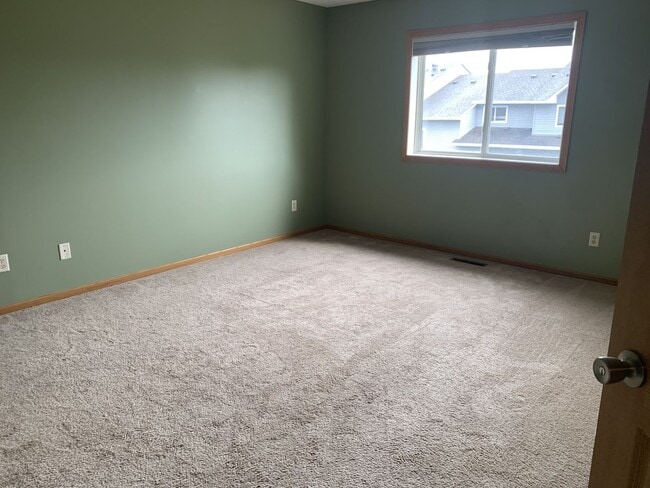 Building Photo - Beautiful 2 Bed/1.5 Bath townhome, with extra large open concept living space - Available Mar 1