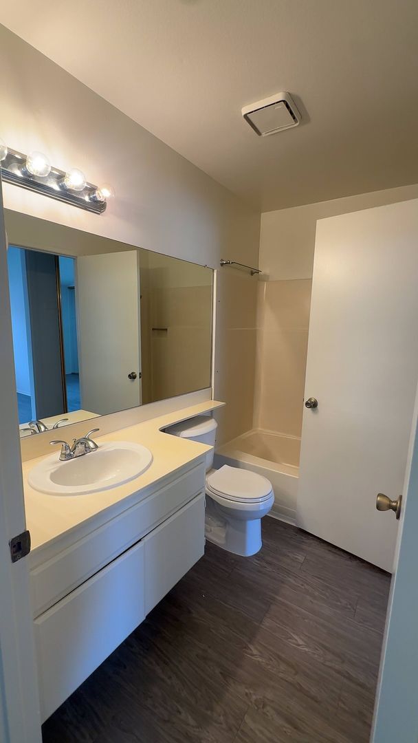 Building Photo - 2 Bdrm Condo in the Gated Saratoga Community