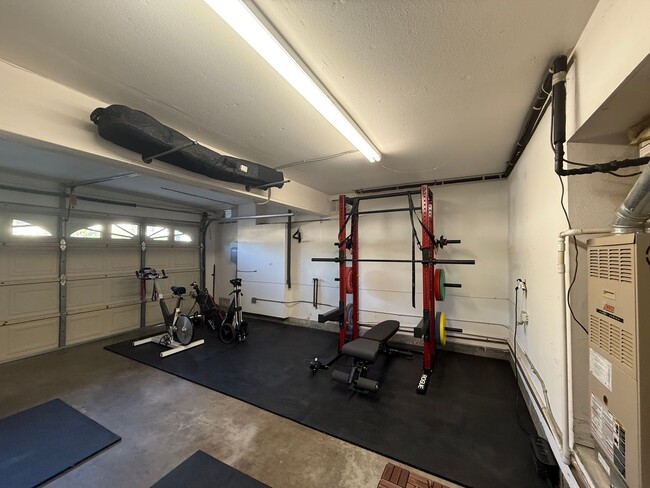 Building Photo - 2 bed, 2 1/2 bath townhome in fantastic lo...