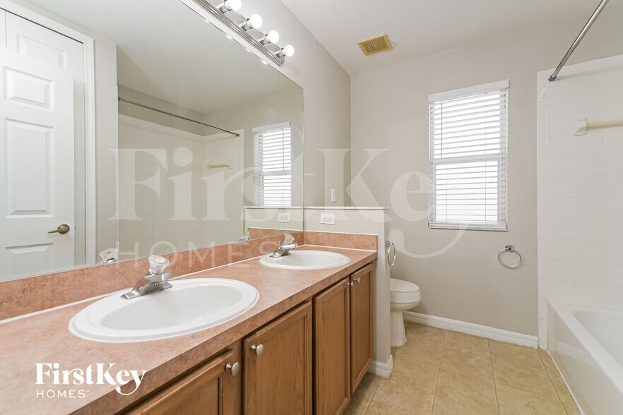 Building Photo - 301 Balmoral Ct