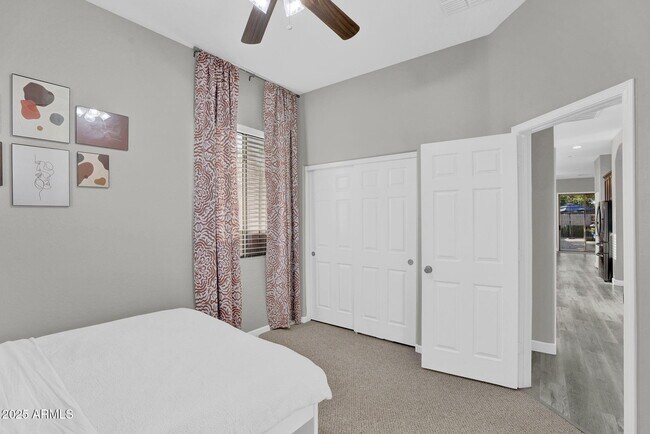 Building Photo - 10226 E Lakeview Ave