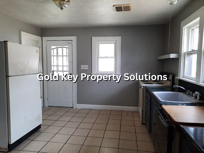 Building Photo - Large 2 BR 1 BA House with Family Room, Ba...