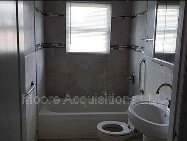 Building Photo - 2524 N Loy Lake Rd
