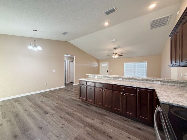Building Photo - Desirable SE Neighborhood - 3/2/2 Silver Spring Shores **Available NOW**