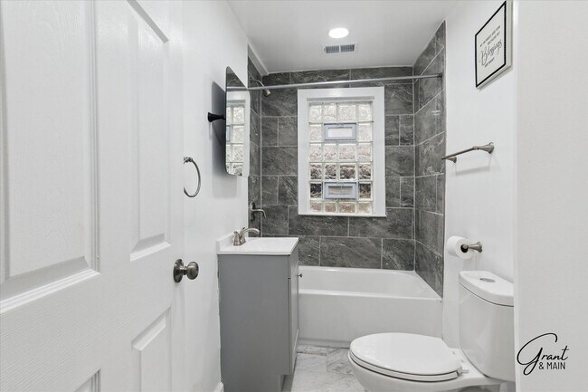 Building Photo - 6 bedroom 2 bath $2250