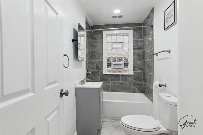 Building Photo - 6 bedroom 2 bath $2350