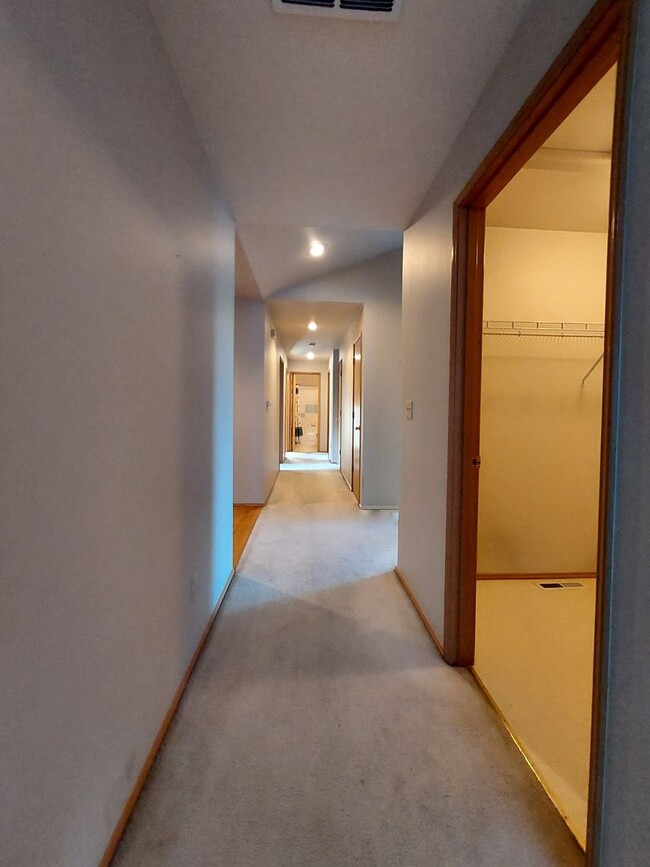 Building Photo - Federal Way Rambler featuring vaulted ceil...
