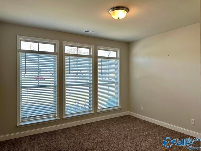Building Photo - 2618 W Creek Dr