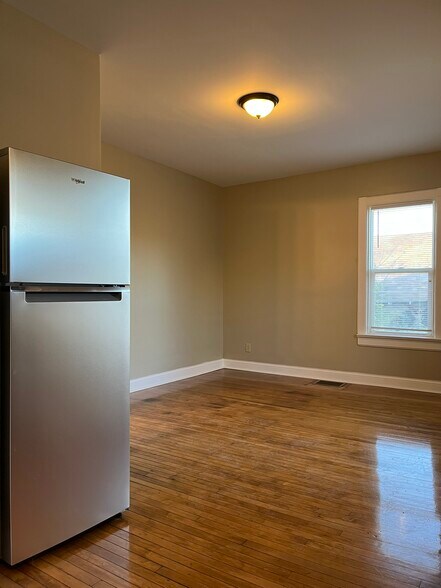 Building Photo - 814 E Lincoln Ave