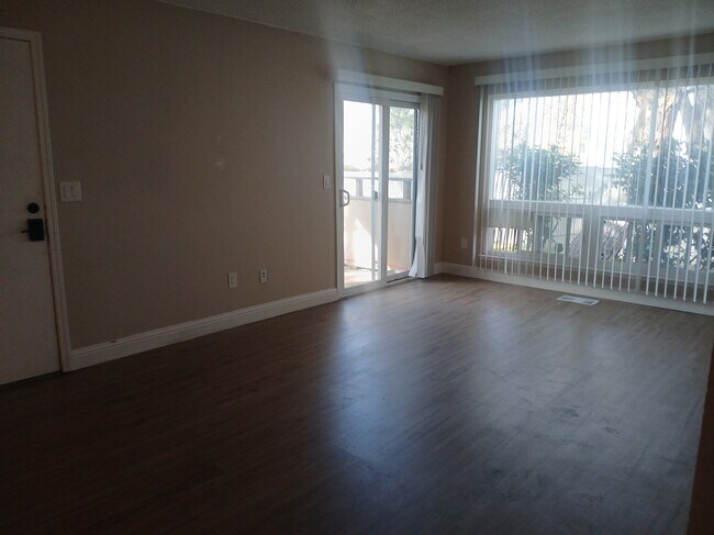 Building Photo - 775 Kingston Dr