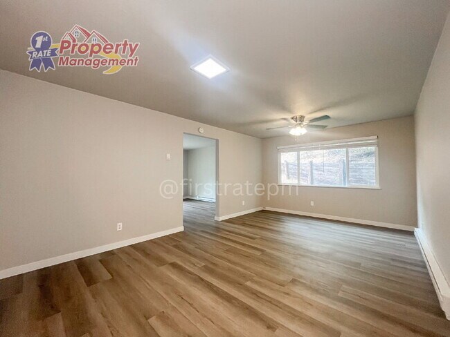 Building Photo - 1030 E Floral Ln