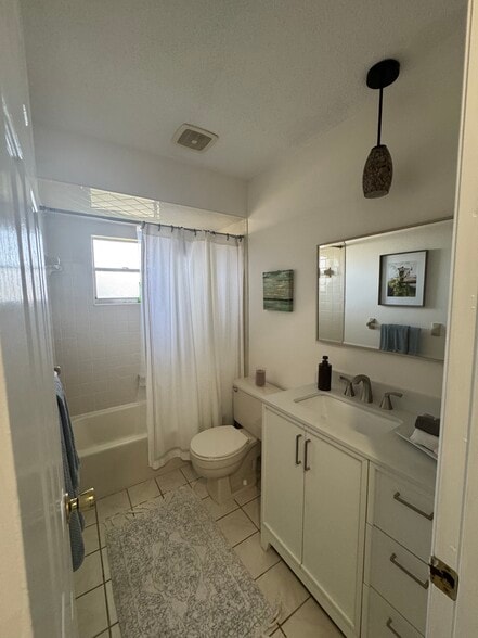 Guest Bathroom - 1063 Wexford Way