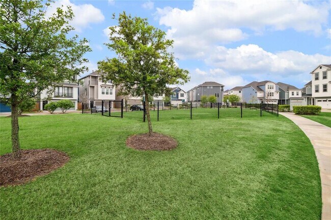 Building Photo - 11911 Briarwood Hill Way