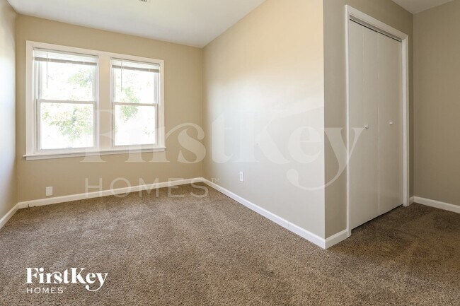 Building Photo - 14 E Willow Dr