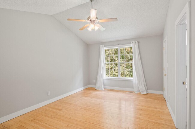Building Photo - 1000 Meadowgreen Dr