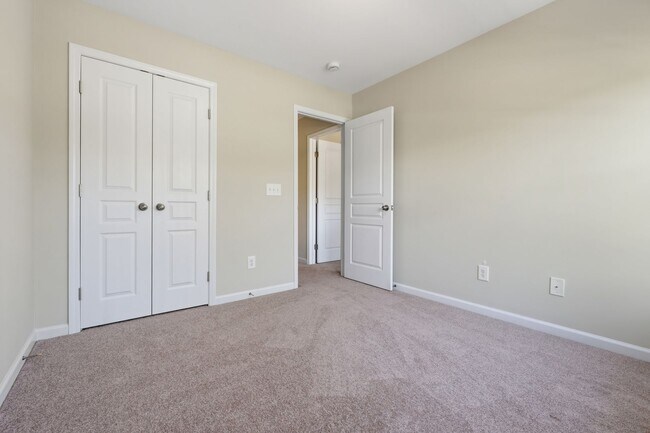 Building Photo - 3 Bedroom Townhouse in Braddock Park Community - Available May 8!