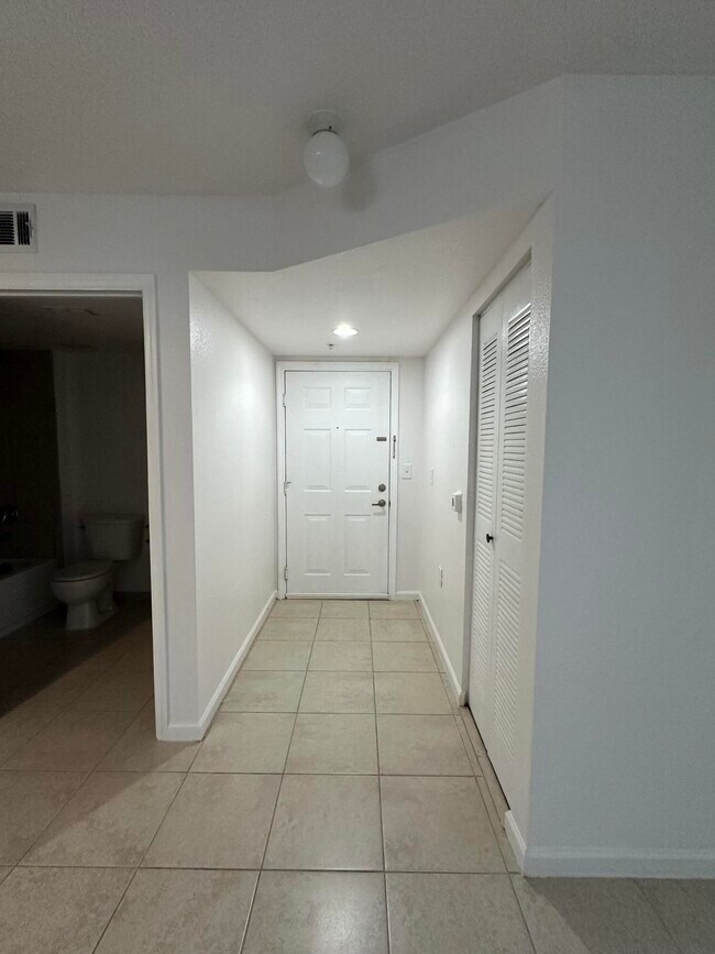 Building Photo - 301 SW Palm Dr