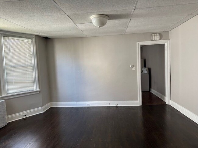 Building Photo - 1st Floor 1 Bedroom 1 Bathroom Apartment F...