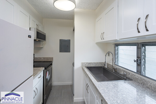 Building Photo - 1122 Elm St