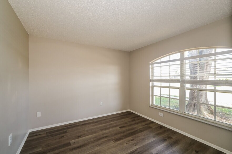 Building Photo - 1434 Lakehurst Way