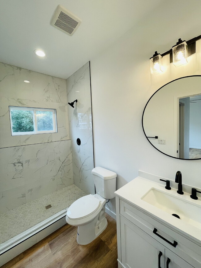 Building Photo - Spacious 3-Bed, 2-Bath Home on Thomson Court