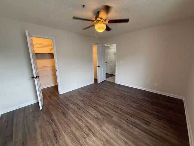 Building Photo - Modern Updated Top Floor unit! Freshly Pai...