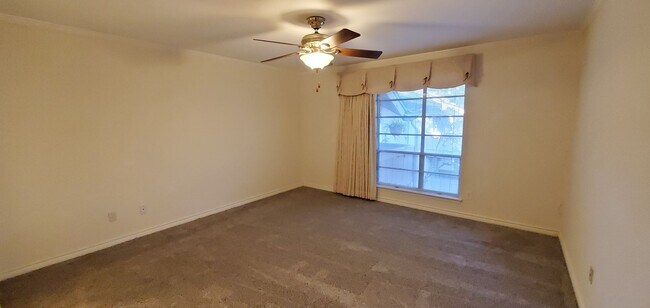 Building Photo - 10574 High Hollows Dr