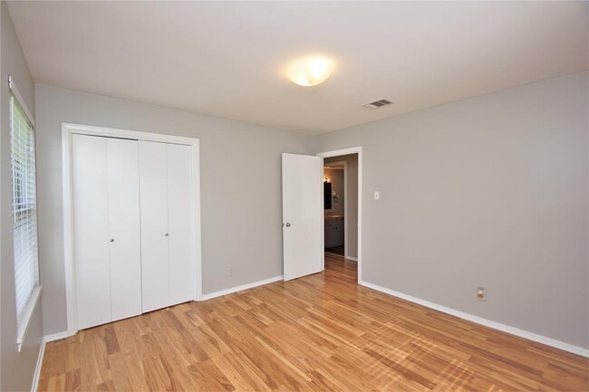 Building Photo - 3202 Barton View Dr