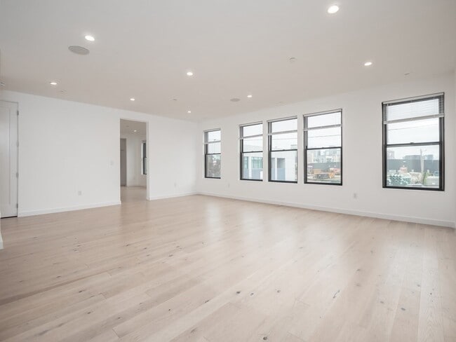 Building Photo - 340 W 2nd St