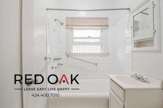 Building Photo - 746 S Coronado St