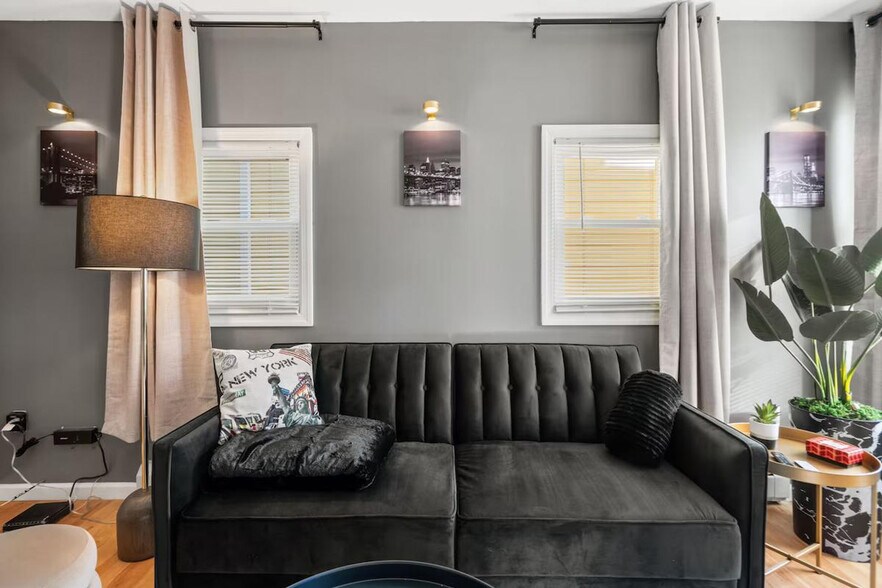 Building Photo - 32 E 44th St