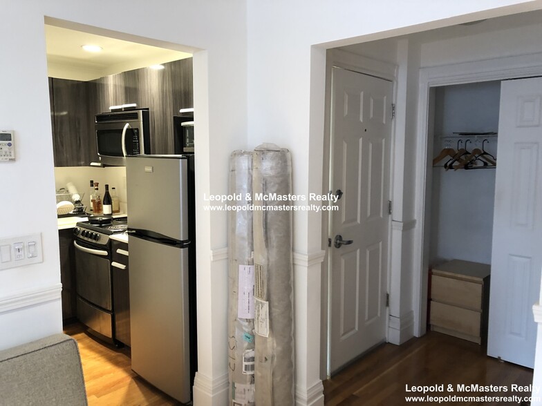Building Photo - 254 Newbury St
