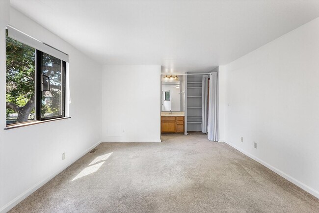 Building Photo - 1527 Verdi St