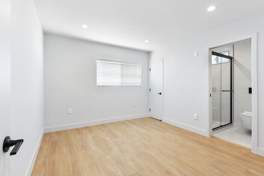 Building Photo - 345 N Heliotrope Dr