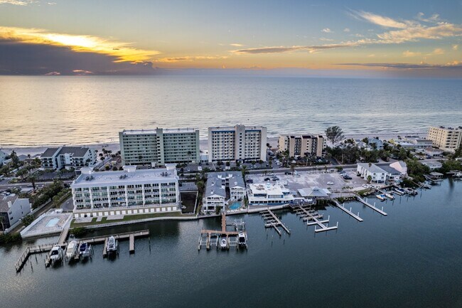 Building Photo - Gorgeous 2/2 condo at Indian Shores