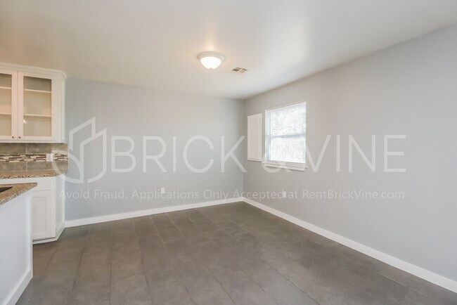 Building Photo - 1405 SW 20th St