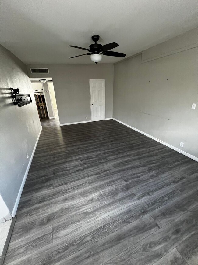 Building Photo - 3 Bedroom Duplex