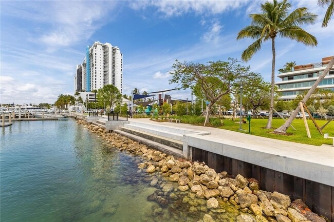 Building Photo - 1800 Sunset Harbour Dr